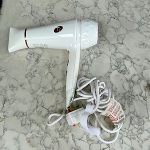 T3 micro featherweight professional hairdryer. Works perfect.